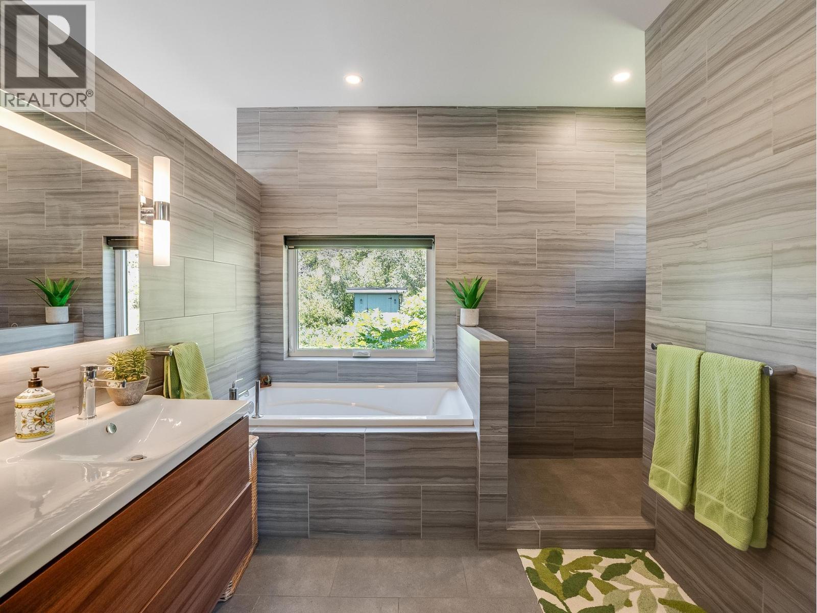 160 10th Avenue, Montrose, British Columbia  V0G 1P0 - Photo 43 - 10394364