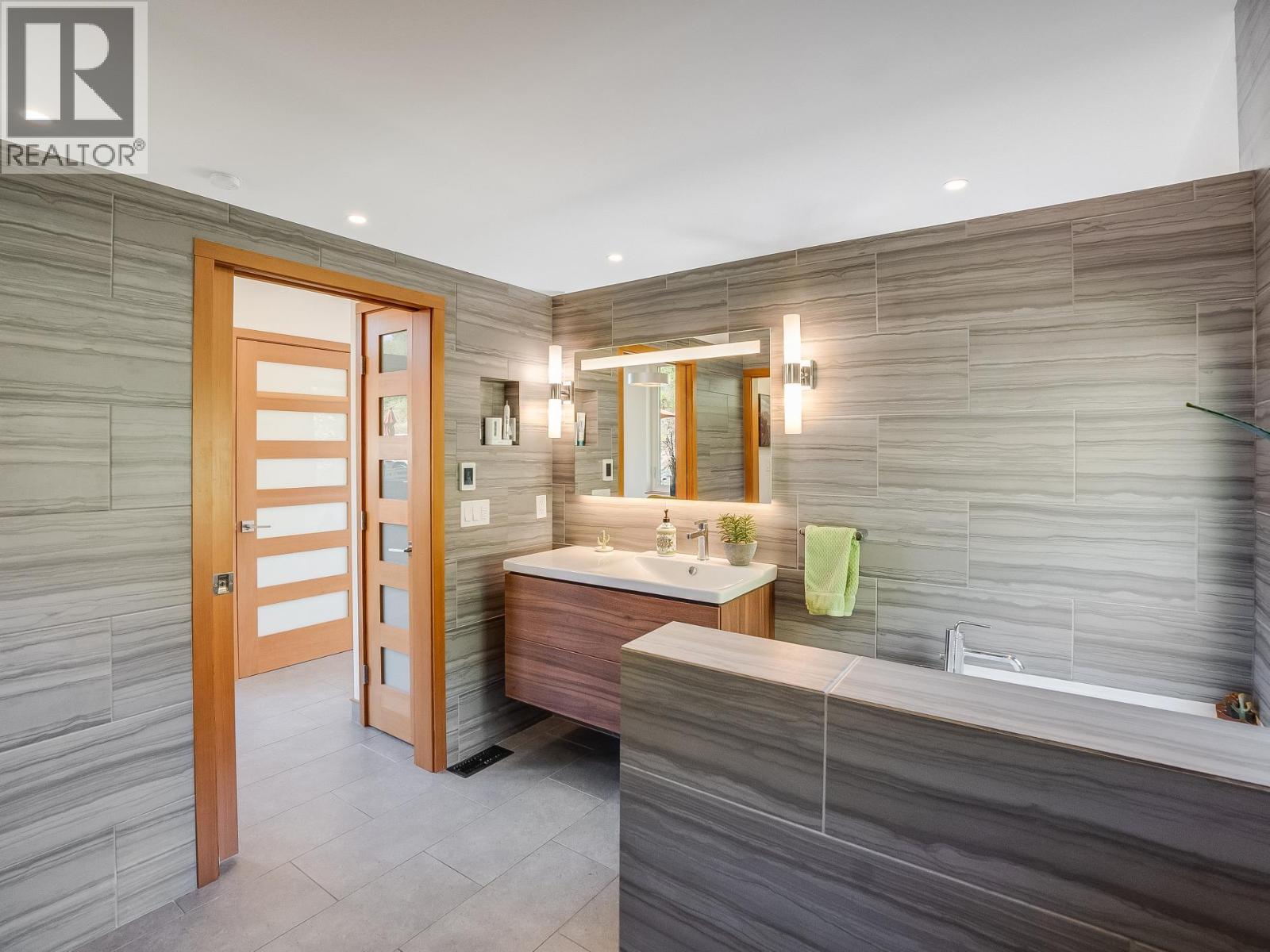 160 10th Avenue, Montrose, British Columbia  V0G 1P0 - Photo 45 - 10394364