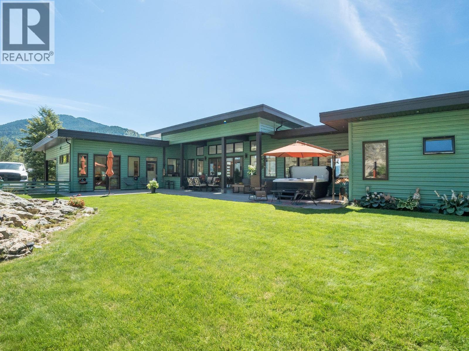 160 10th Avenue, Montrose, British Columbia  V0G 1P0 - Photo 62 - 10394364