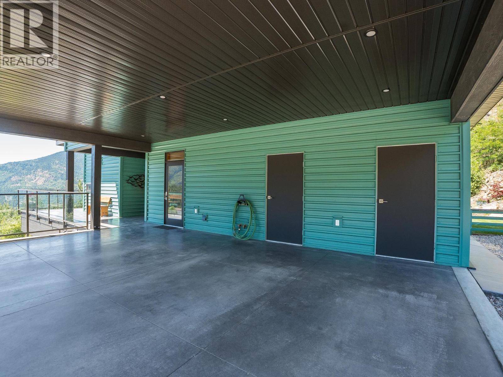 160 10th Avenue, Montrose, British Columbia  V0G 1P0 - Photo 8 - 10394364