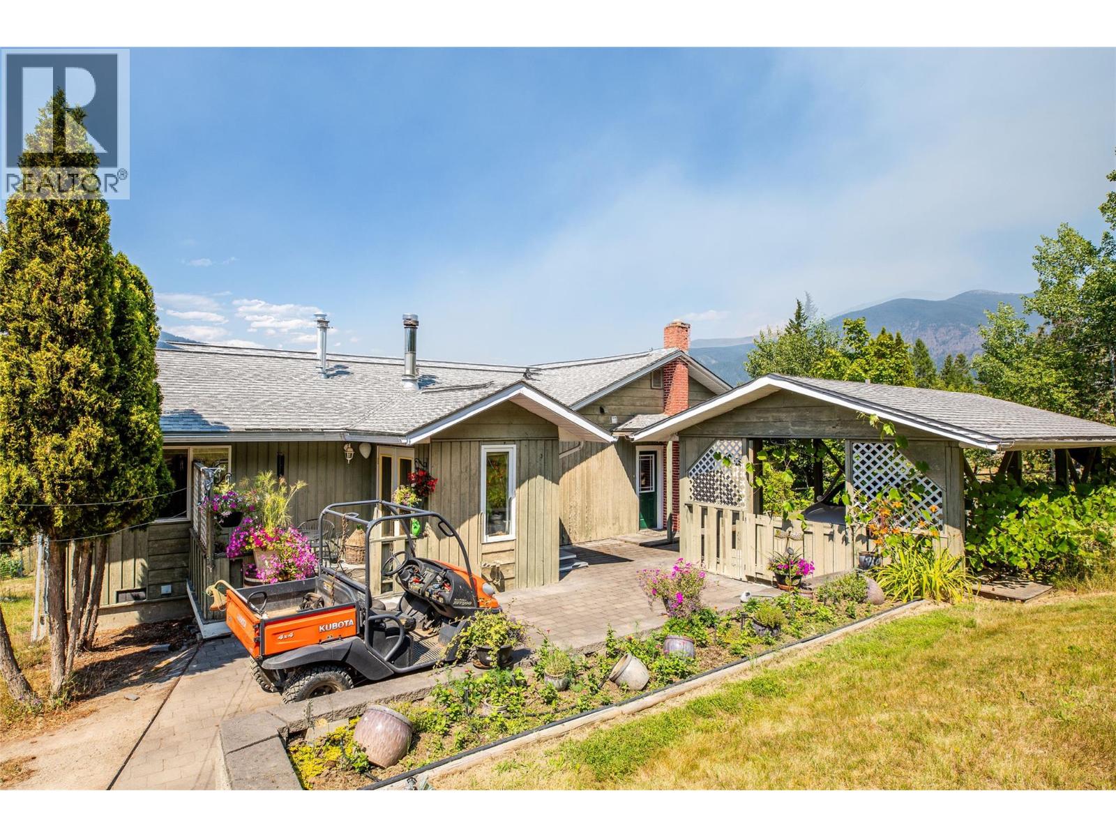 2471 38th Street, Creston, British Columbia  V0B 1G2 - Photo 3 - 10394028