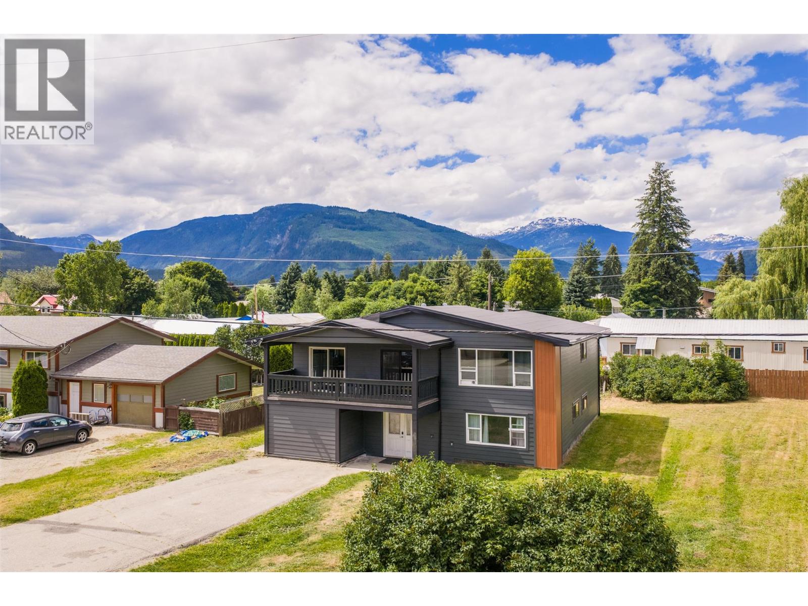 601 Barry Road, Revelstoke, British Columbia  V0E 2S0 - Photo 1 - 10391950