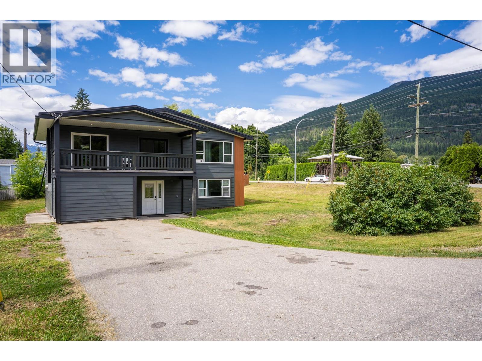 601 Barry Road, Revelstoke, British Columbia  V0E 2S0 - Photo 2 - 10391950