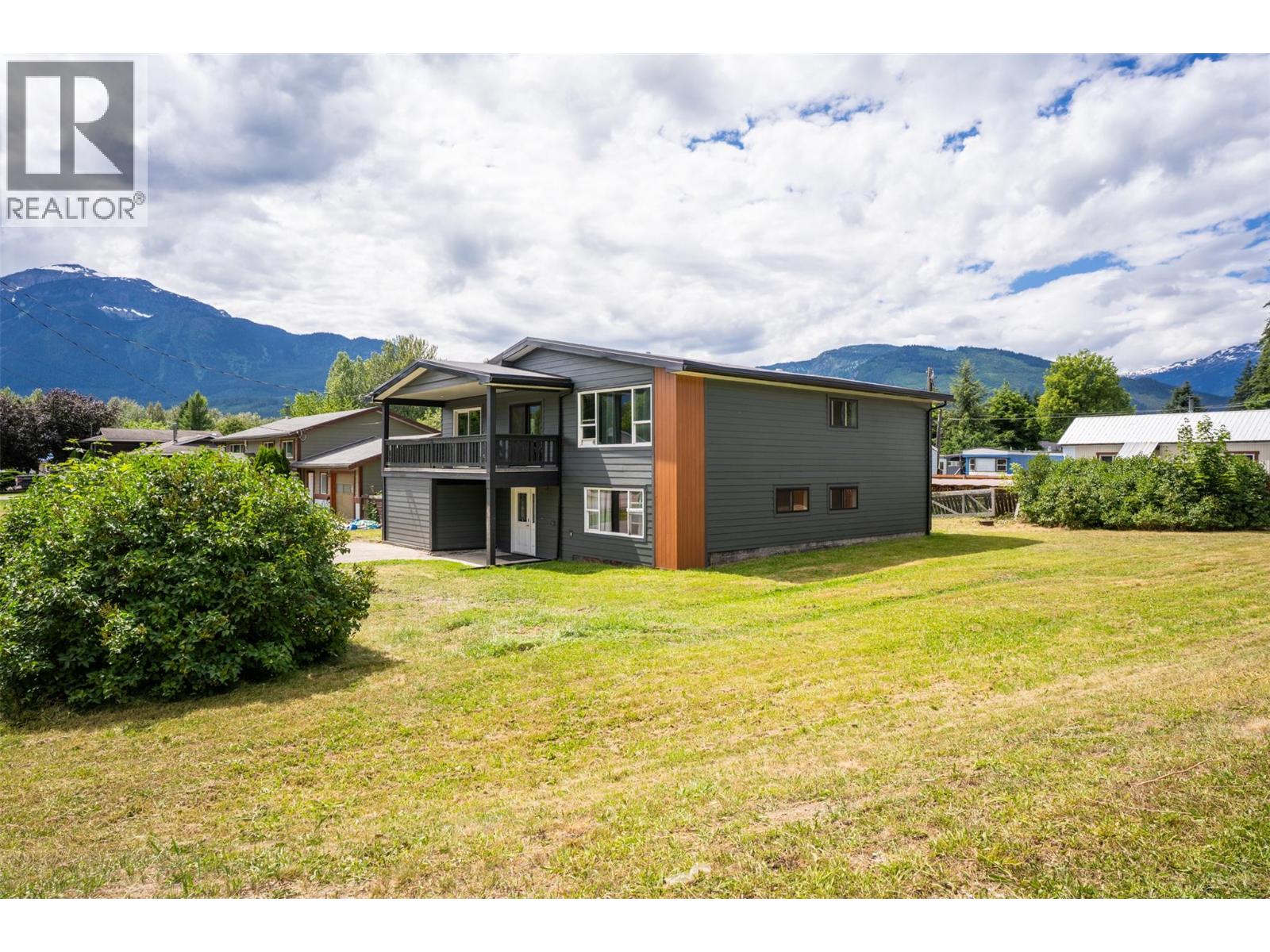 601 Barry Road, Revelstoke, British Columbia  V0E 2S0 - Photo 3 - 10391950