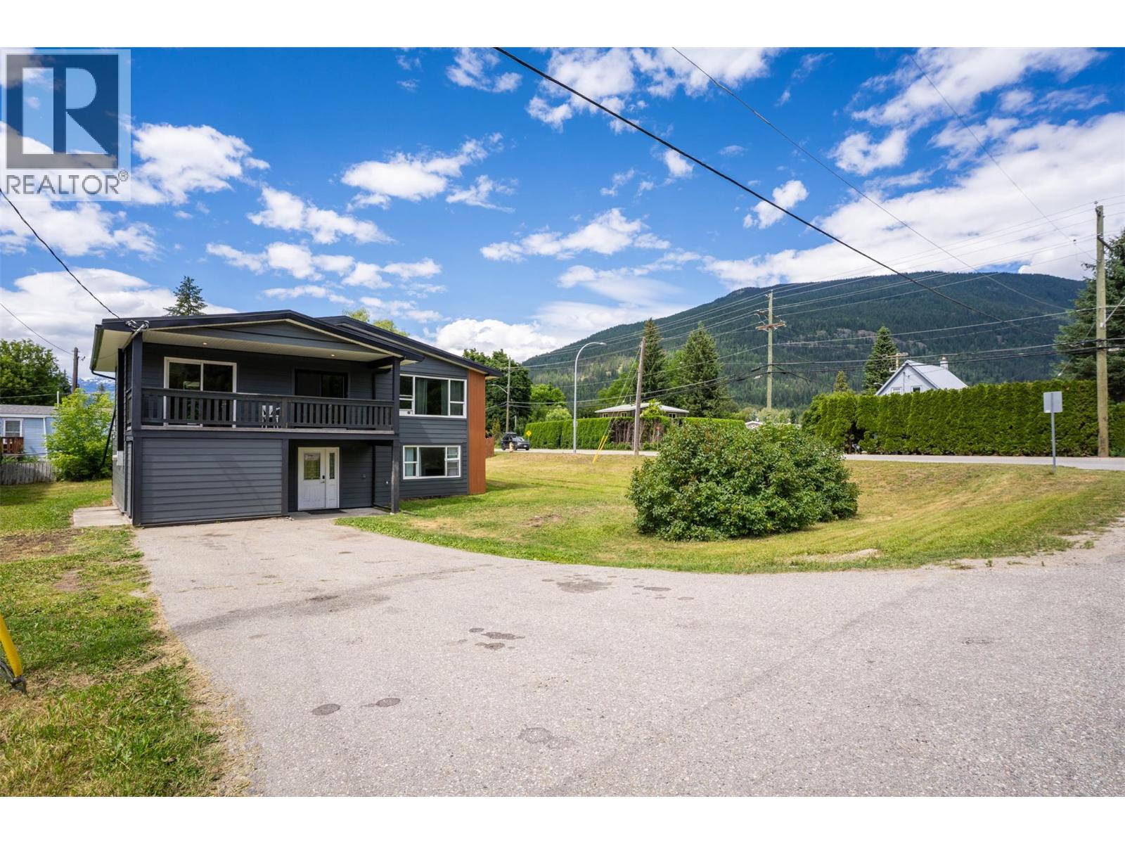 601 Barry Road, Revelstoke, British Columbia  V0E 2S0 - Photo 4 - 10391950