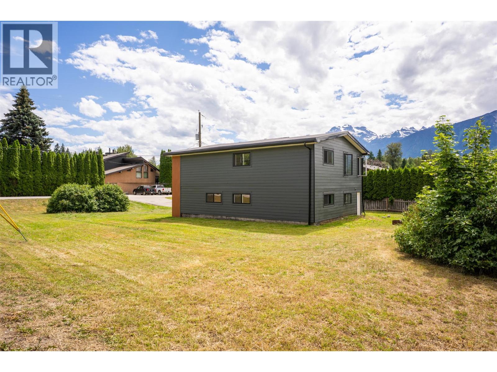 601 Barry Road, Revelstoke, British Columbia  V0E 2S0 - Photo 5 - 10391950