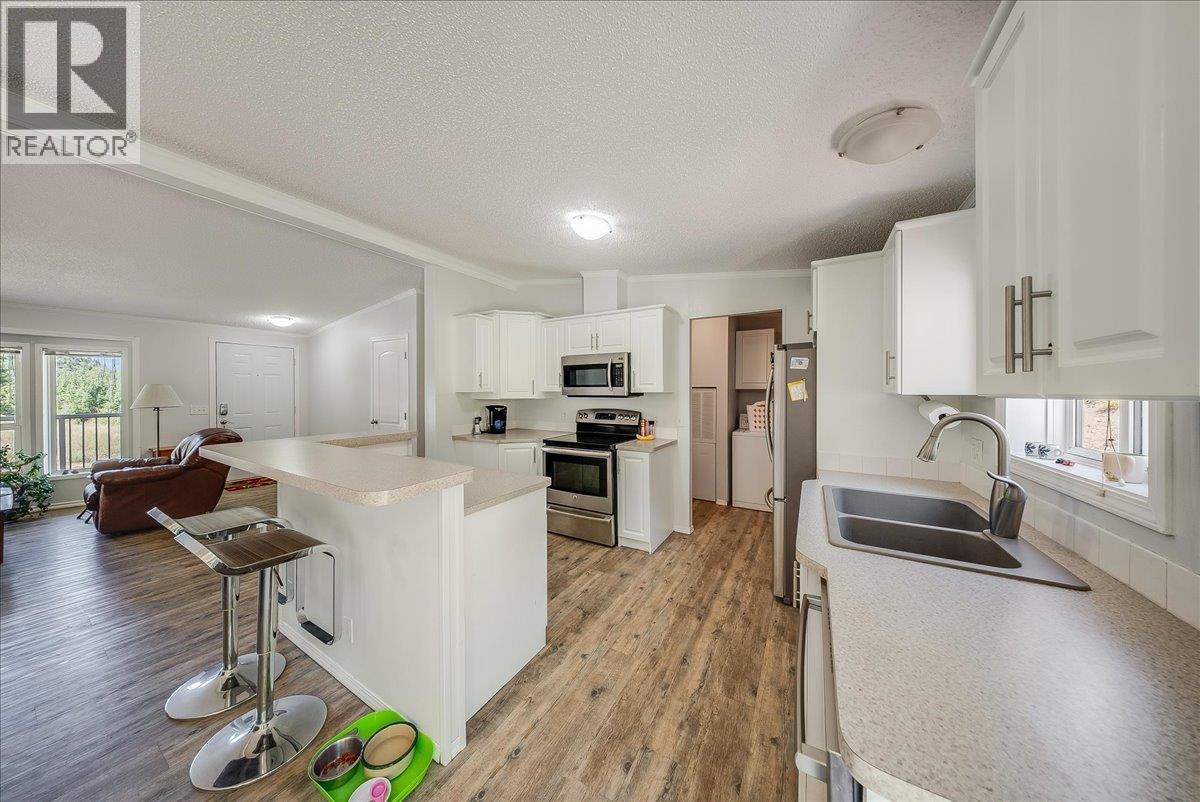 591 Baerg Road, Castlegar, British Columbia  V1N 4K6 - Photo 3 - 10394820