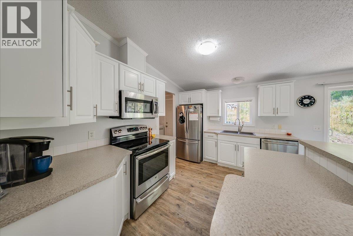 591 Baerg Road, Castlegar, British Columbia  V1N 4K6 - Photo 5 - 10394820