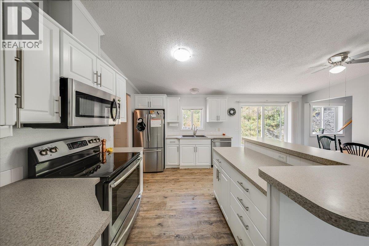 591 Baerg Road, Castlegar, British Columbia  V1N 4K6 - Photo 6 - 10394820