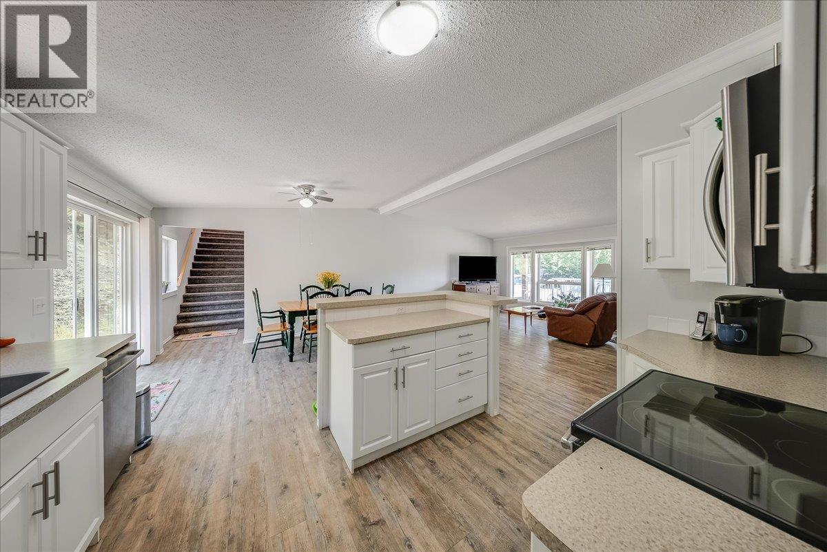 591 Baerg Road, Castlegar, British Columbia  V1N 4K6 - Photo 7 - 10394820