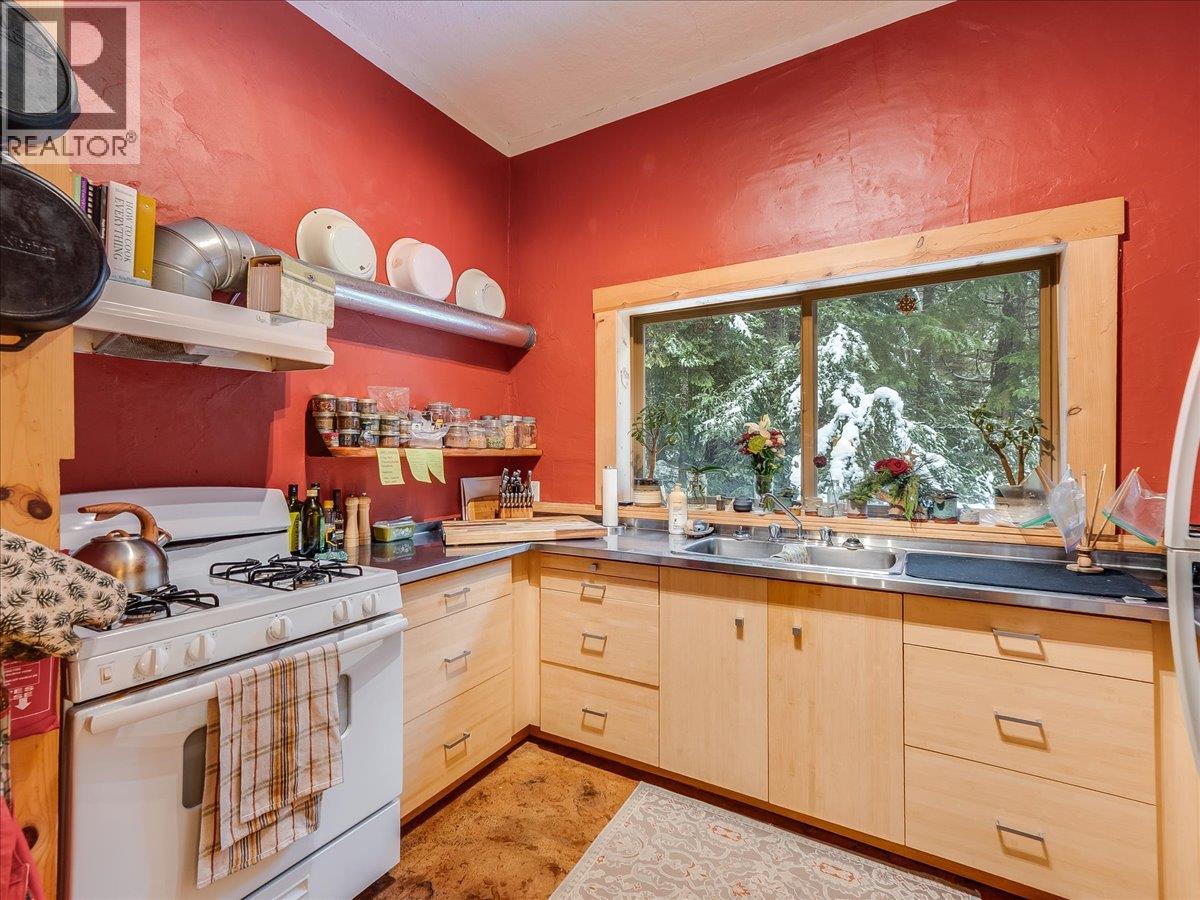 6610 6 Highway, Ymir, British Columbia  V0G 2K0 - Photo 23 - 10394848