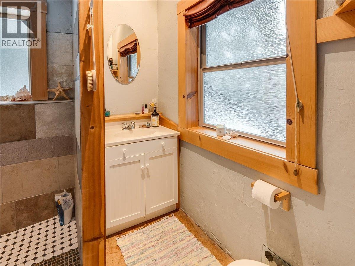 6610 6 Highway, Ymir, British Columbia  V0G 2K0 - Photo 27 - 10394848