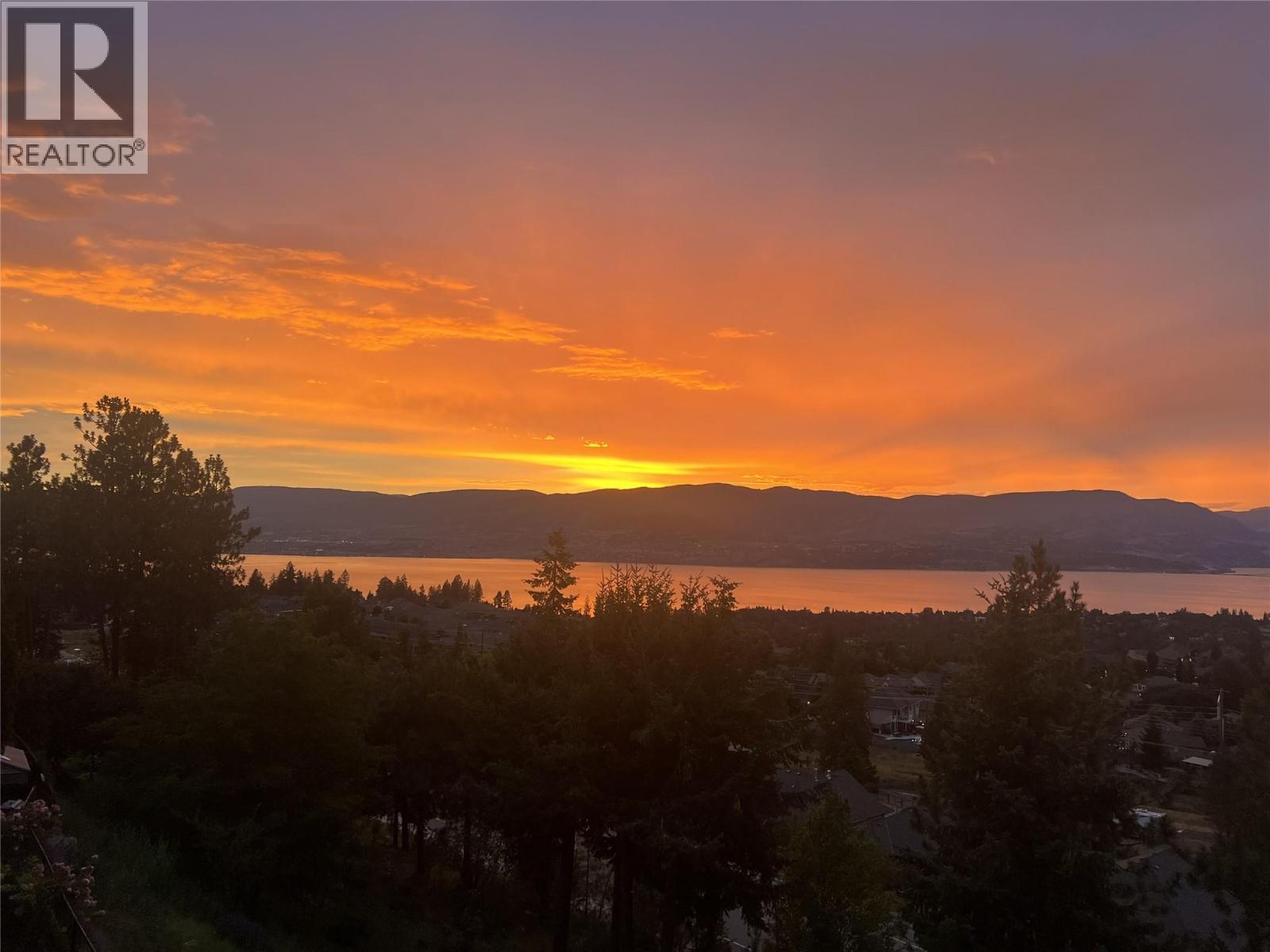 754 South Crest Drive, Kelowna, British Columbia  V1W 4W7 - Photo 3 - 10394617