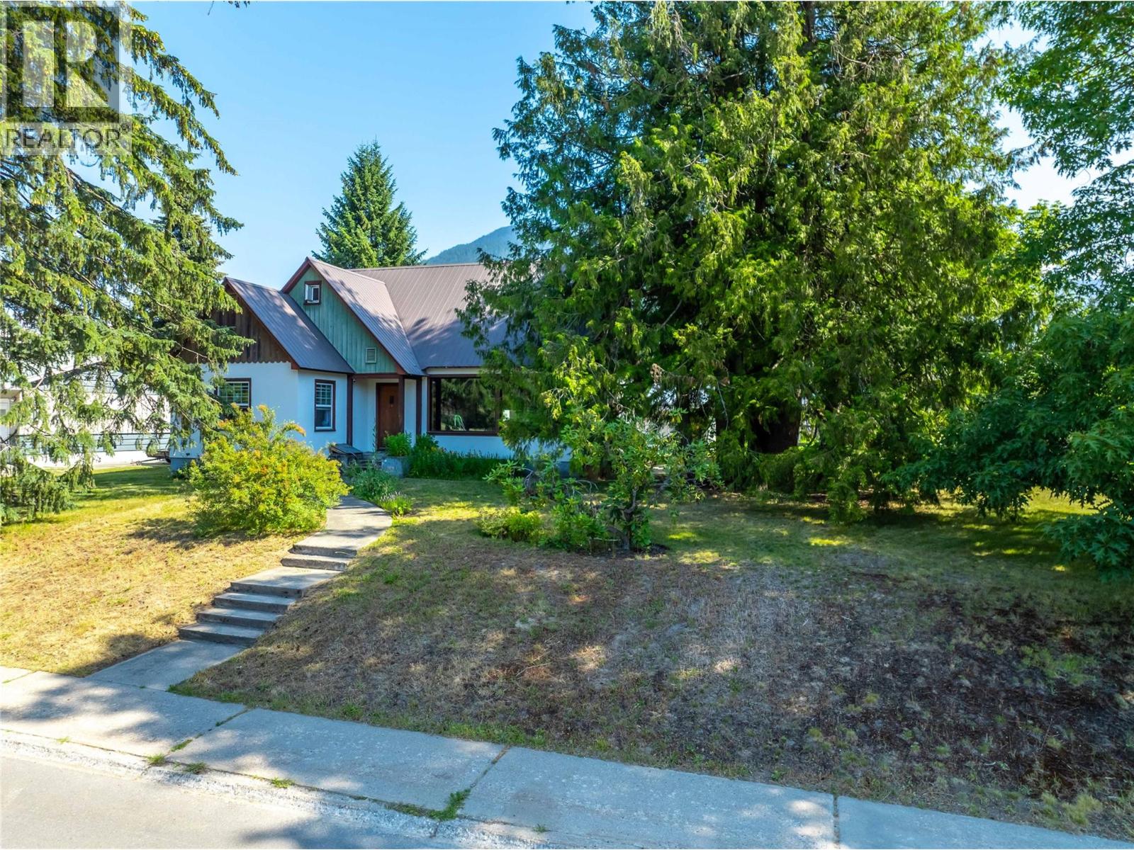 422 Ninth Street E, Revelstoke, British Columbia  V0E 2S0 - Photo 1 - 10394761