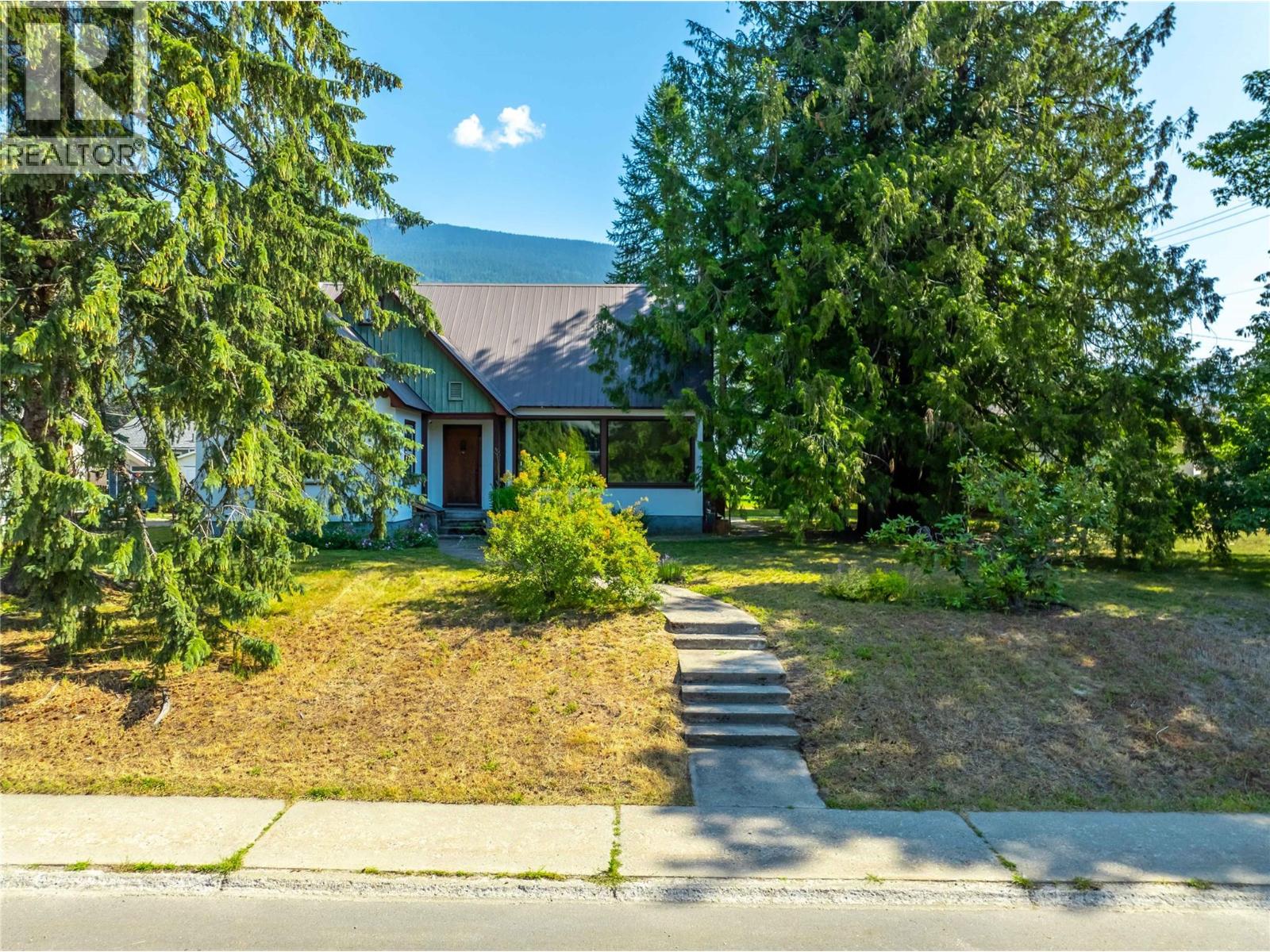 422 Ninth Street E, Revelstoke, British Columbia  V0E 2S0 - Photo 2 - 10394761