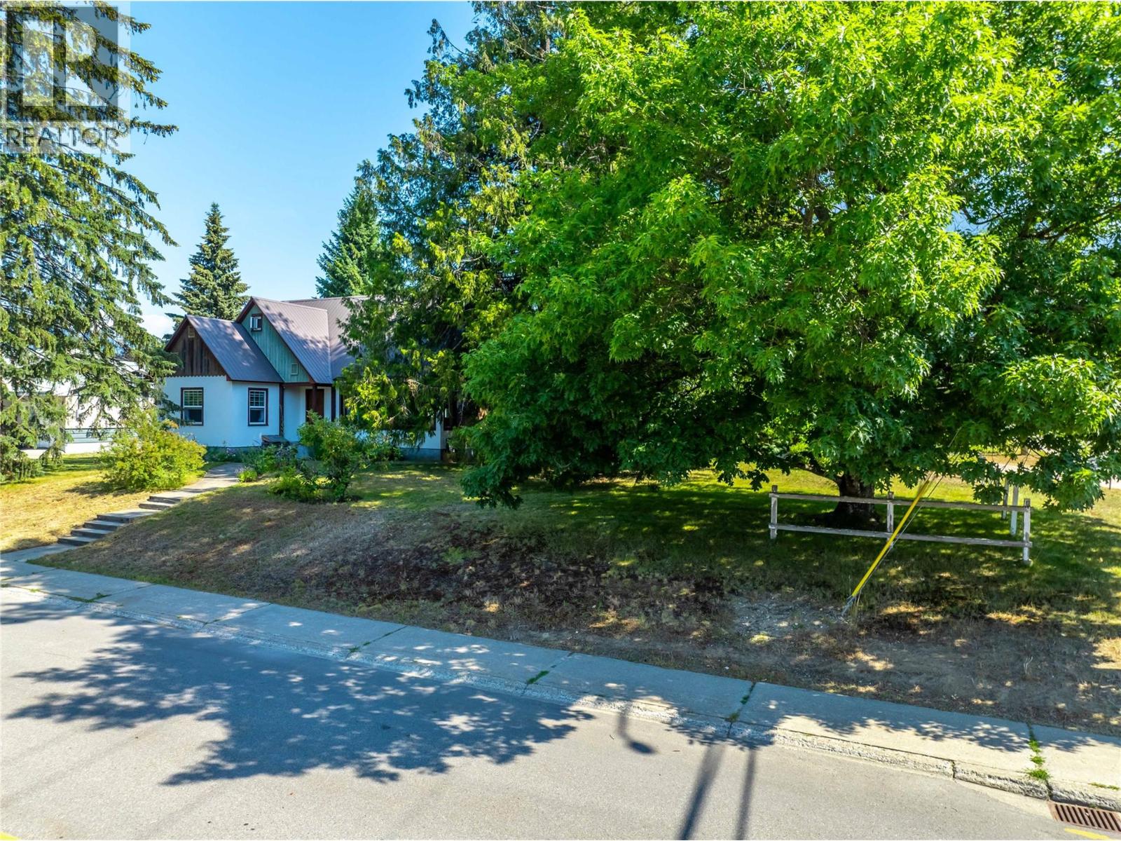 422 Ninth Street E, Revelstoke, British Columbia  V0E 2S0 - Photo 3 - 10394761