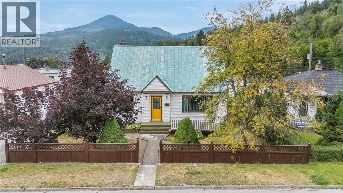 936 Thackeray Street, Warfield, British Columbia  V1R 2C2 - Photo 1 - 10394878