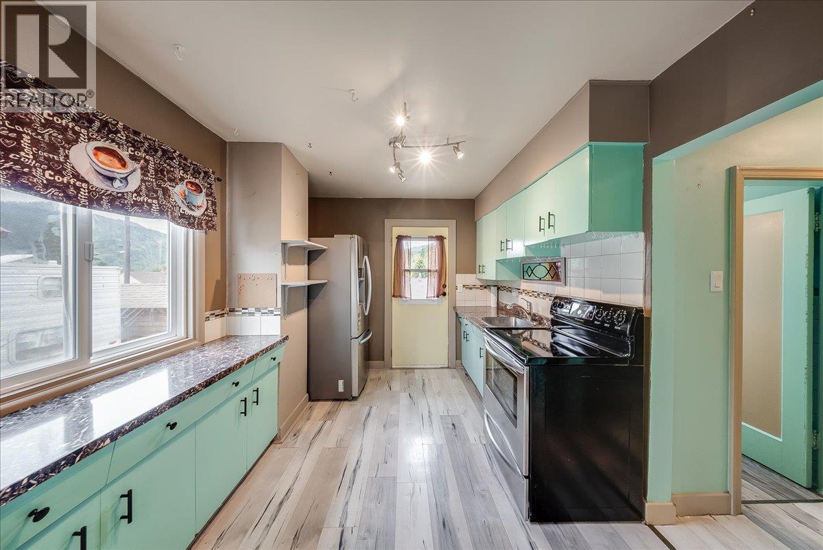 936 Thackeray Street, Warfield, British Columbia  V1R 2C2 - Photo 2 - 10394878