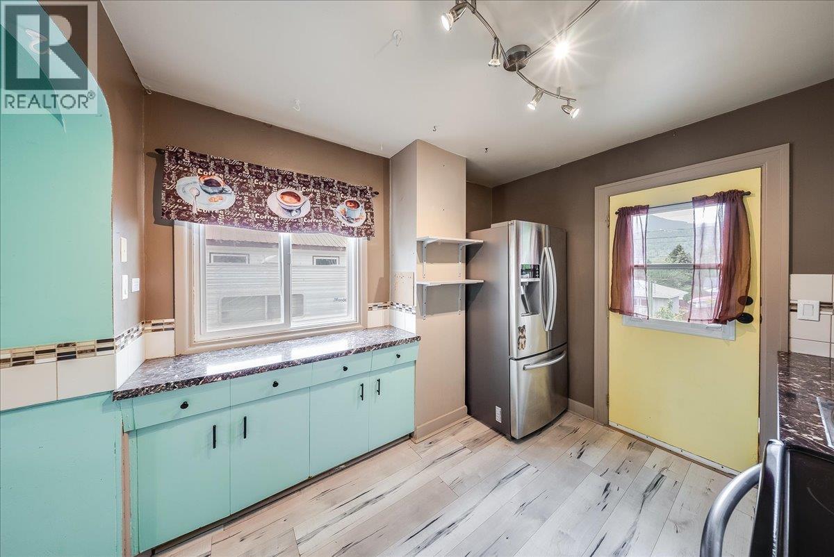 936 Thackeray Street, Warfield, British Columbia  V1R 2C2 - Photo 4 - 10394878