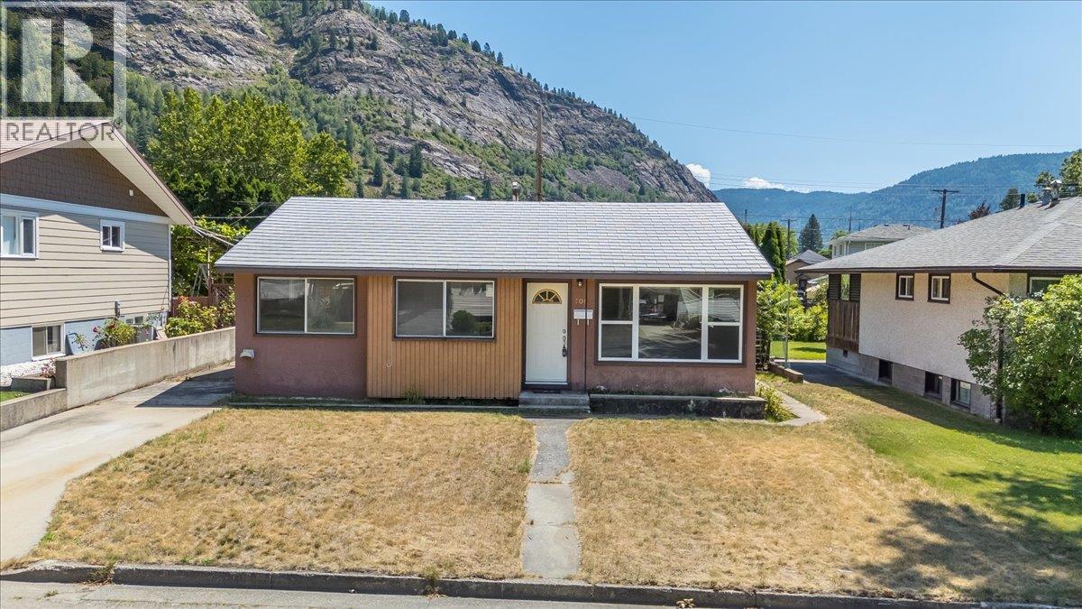 706 Hermia Crescent, Trail, British Columbia  V1R 1B4 - Photo 1 - 10394995