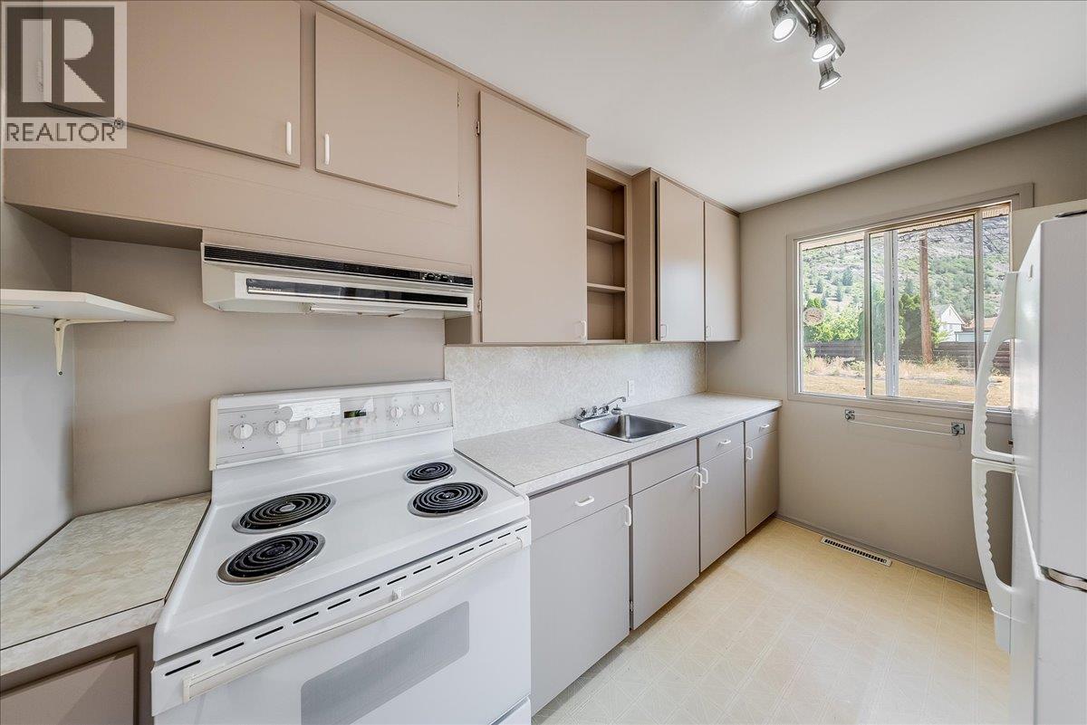 706 Hermia Crescent, Trail, British Columbia  V1R 1B4 - Photo 3 - 10394995