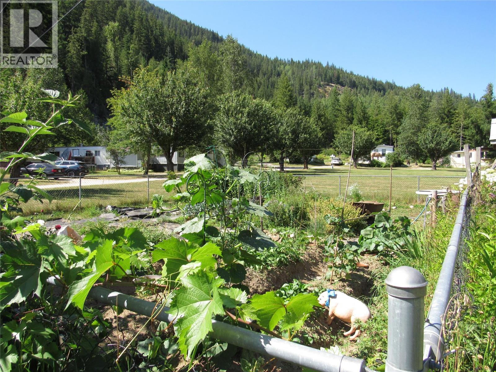 2057 Loff Road, Castlegar, British Columbia  V1N 4N2 - Photo 14 - 10394720