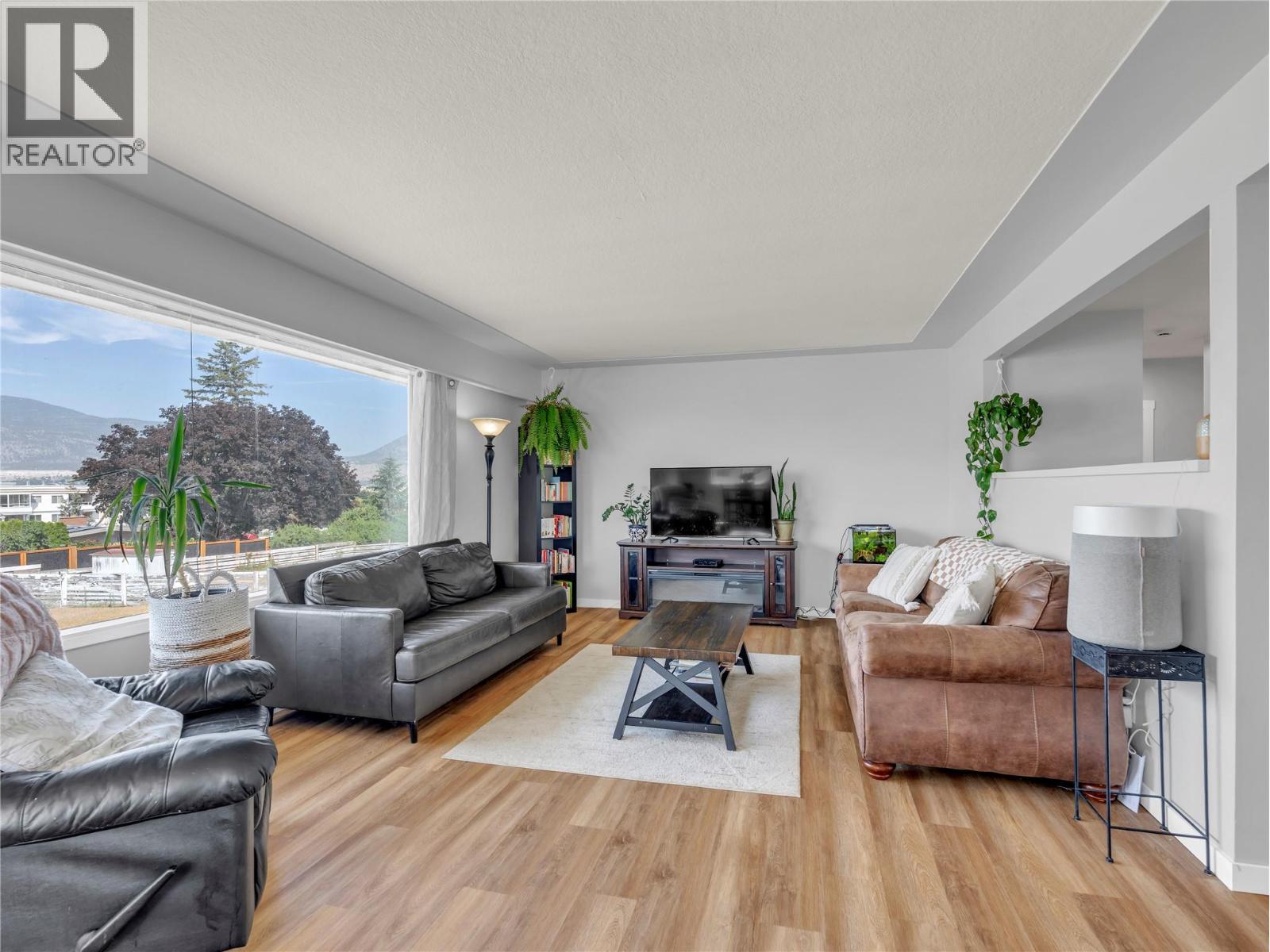 1477 Carmi Drive, Penticton, British Columbia  V2A 4R9 - Photo 2 - 10395071