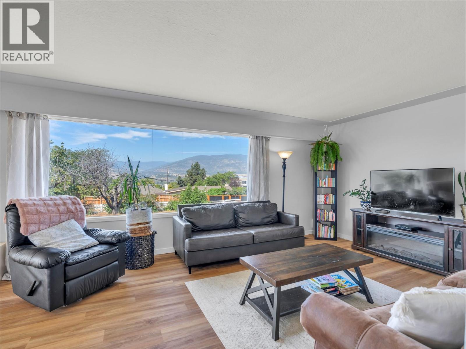 1477 Carmi Drive, Penticton, British Columbia  V2A 4R9 - Photo 3 - 10395071