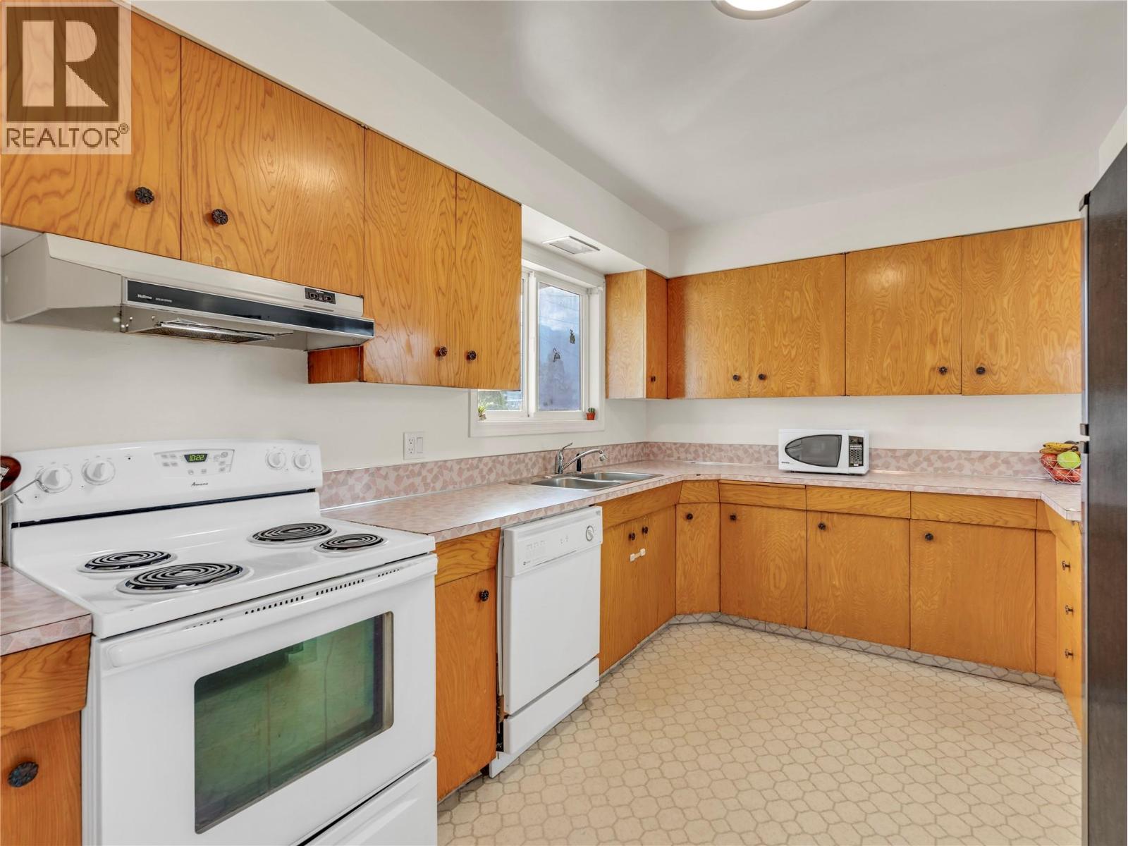 1477 Carmi Drive, Penticton, British Columbia  V2A 4R9 - Photo 8 - 10395071