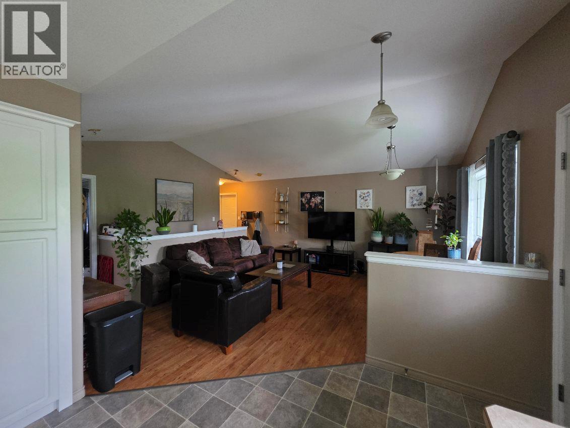 303 1st Avenue Nw, Nakusp, British Columbia  V0G 1R0 - Photo 3 - 10395130