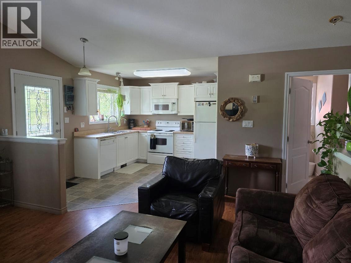 303 1st Avenue Nw, Nakusp, British Columbia  V0G 1R0 - Photo 4 - 10395130