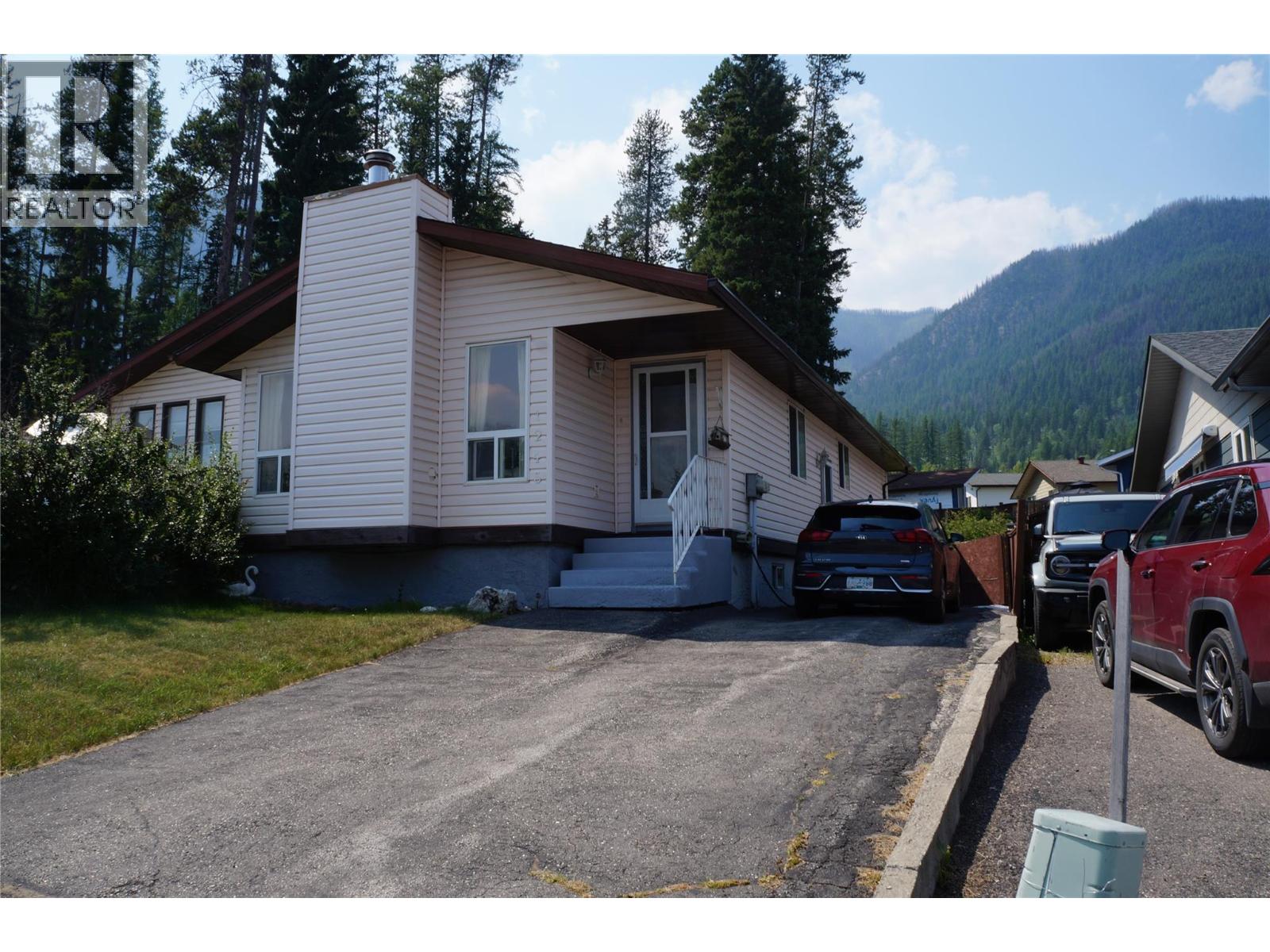 1243 Pinyon Road, Sparwood, British Columbia  V0B 2G2 - Photo 1 - 10395087