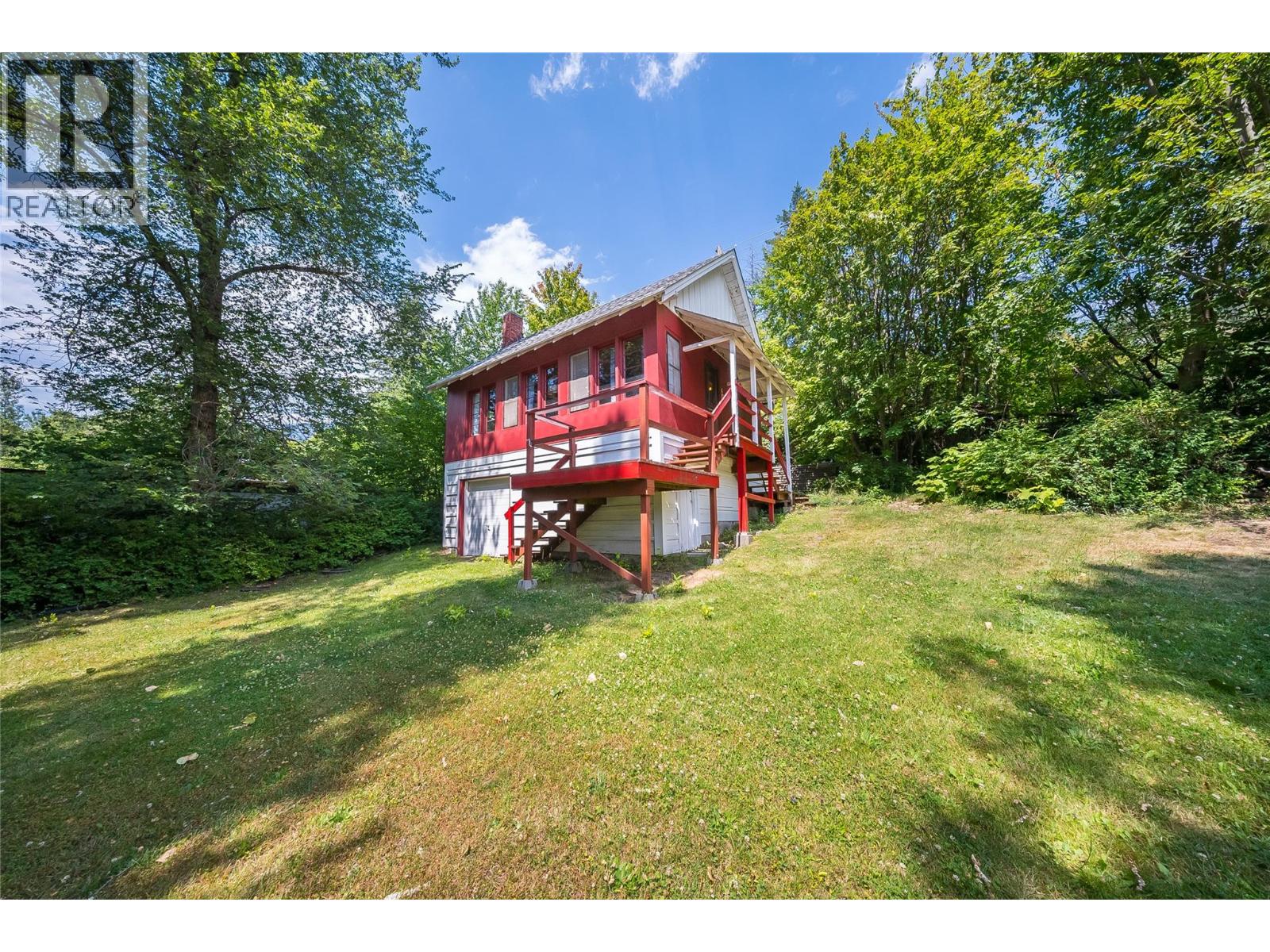 3824 Broadwater Road, Castlegar, British Columbia  V0G 1X0 - Photo 1 - 10394932
