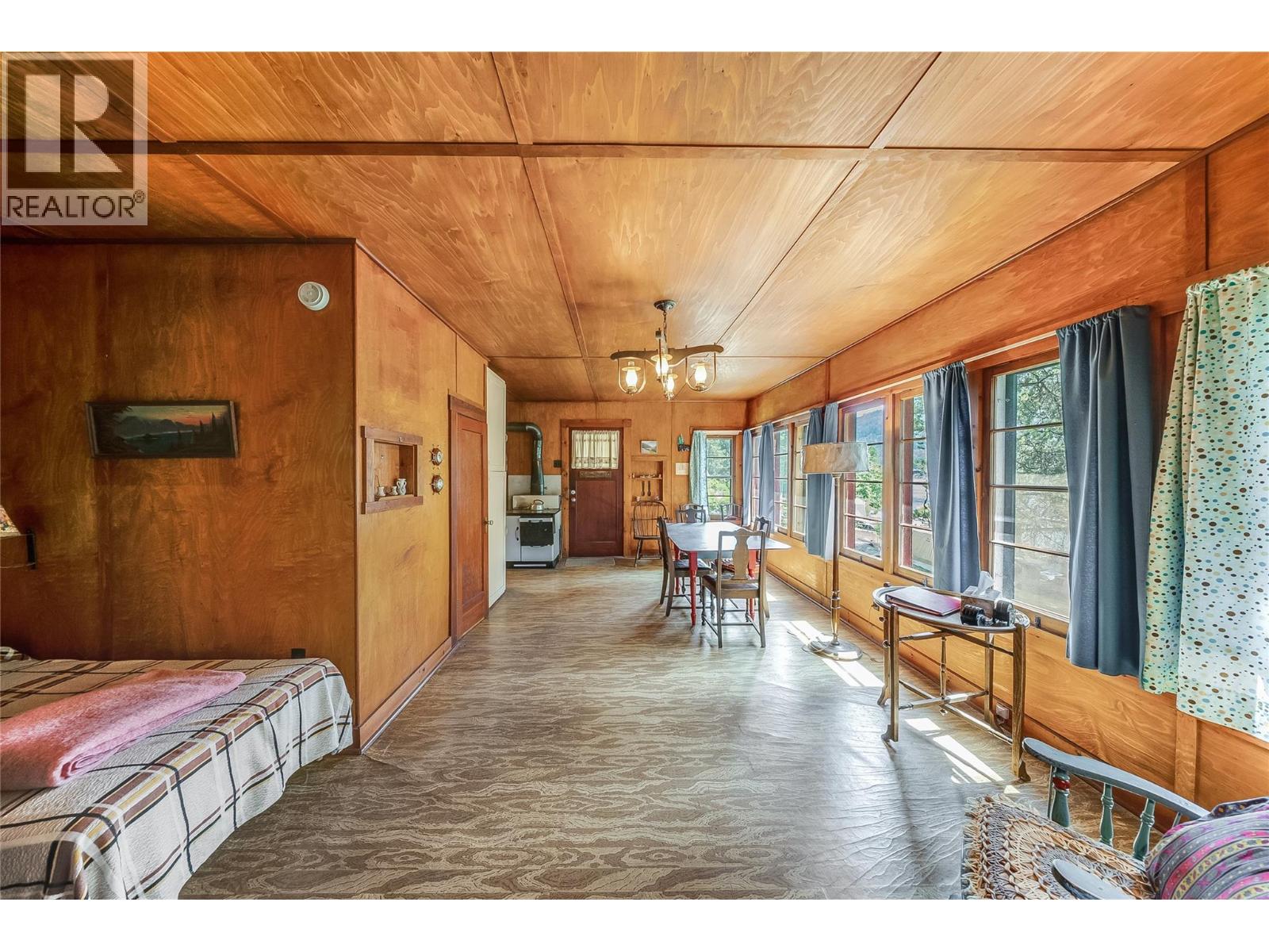 3824 Broadwater Road, Castlegar, British Columbia  V0G 1X0 - Photo 14 - 10394932