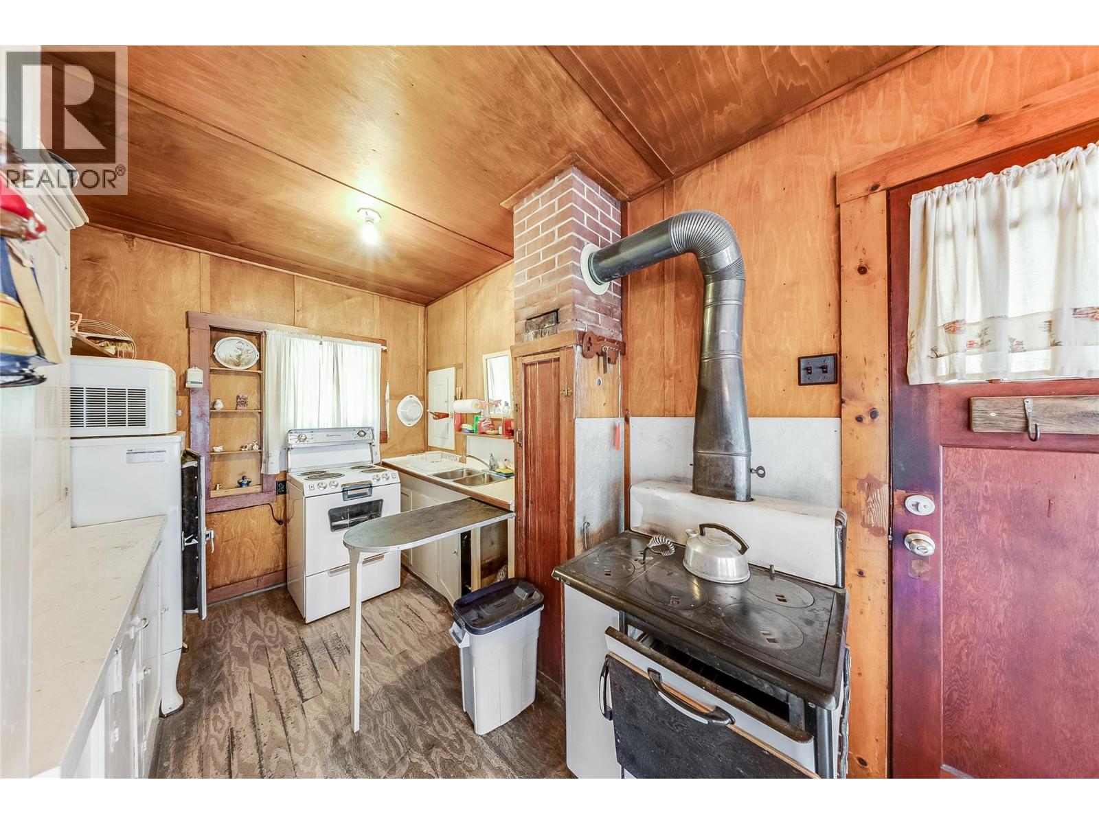 3824 Broadwater Road, Castlegar, British Columbia  V0G 1X0 - Photo 21 - 10394932
