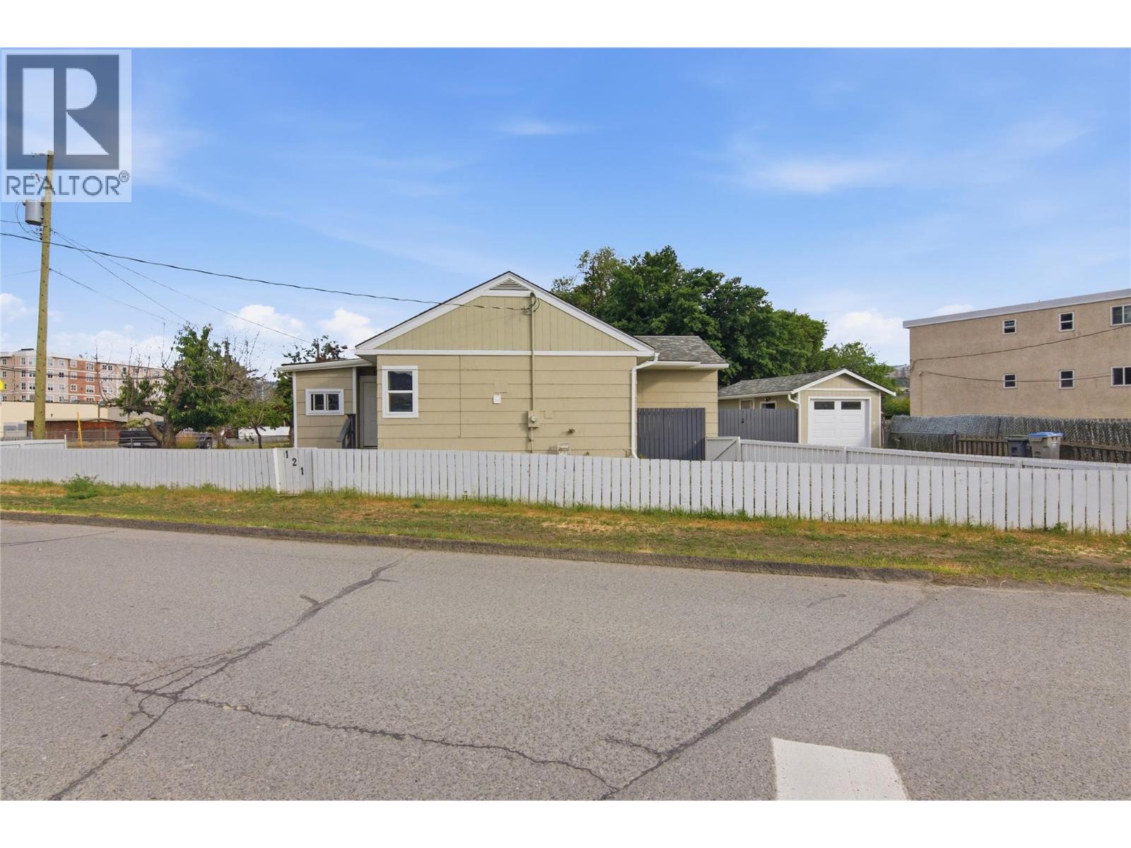121 Willow Street, Kamloops, British Columbia  V2B 4C6 - Photo 4 - 10395277