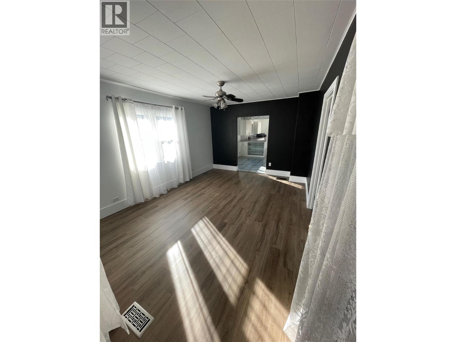 6454 Kootenay Street, Oliver, British Columbia  V0H 1T0 - Photo 2 - 10395133