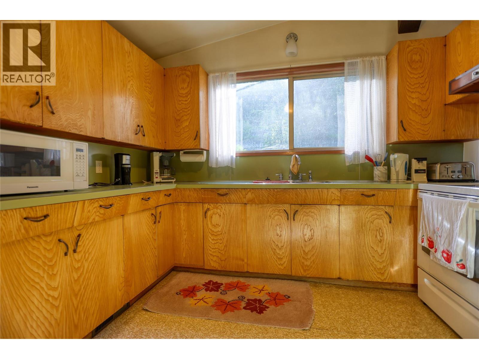 3110 1st Avenue, Castlegar, British Columbia  V1N 2R3 - Photo 8 - 10394453
