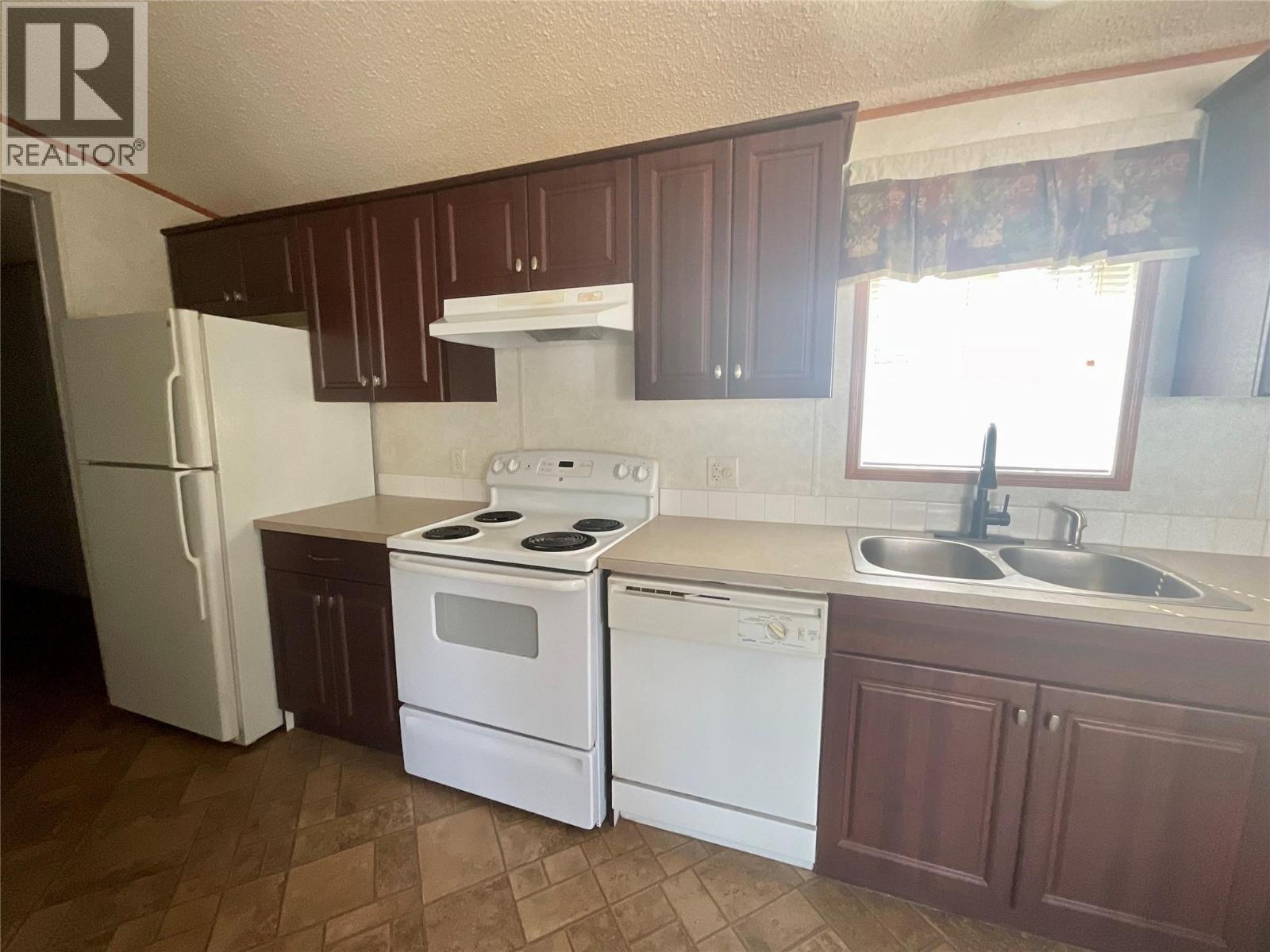 257 Steeprock Close, Tumbler Ridge, British Columbia  V0C 2W0 - Photo 3 - 10395494