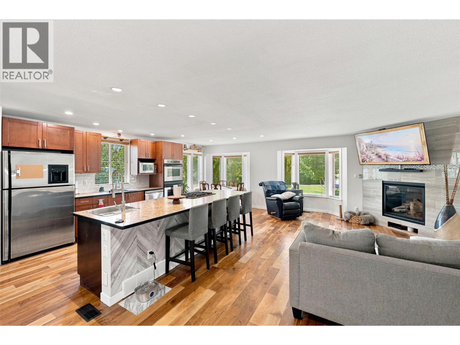 601 Valiant Drive, Penticton, British Columbia  V2A 8Y1 - Photo 2 - 10395517