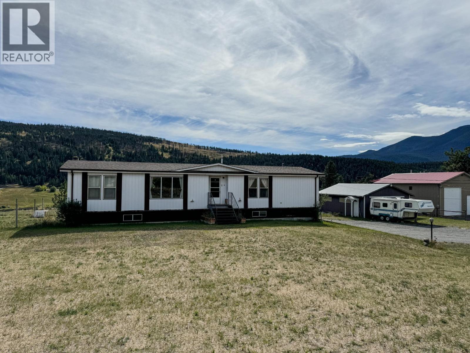 7520 West Subdivision Road, Clinton, British Columbia  V0K 1K0 - Photo 2 - 10394318