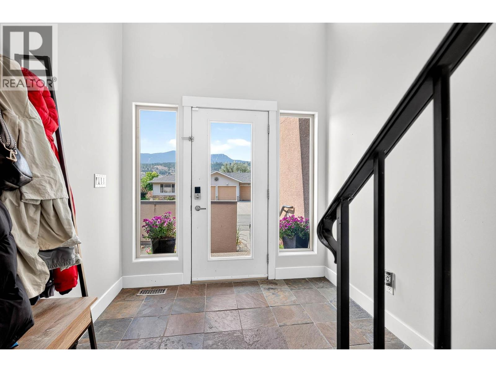 3585 Navatanee Drive, Kamloops, British Columbia  V2H 1S1 - Photo 4 - 10395237