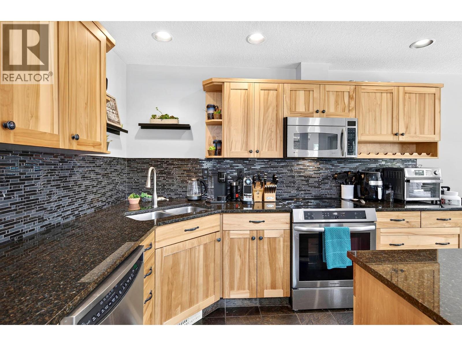 3585 Navatanee Drive, Kamloops, British Columbia  V2H 1S1 - Photo 6 - 10395237