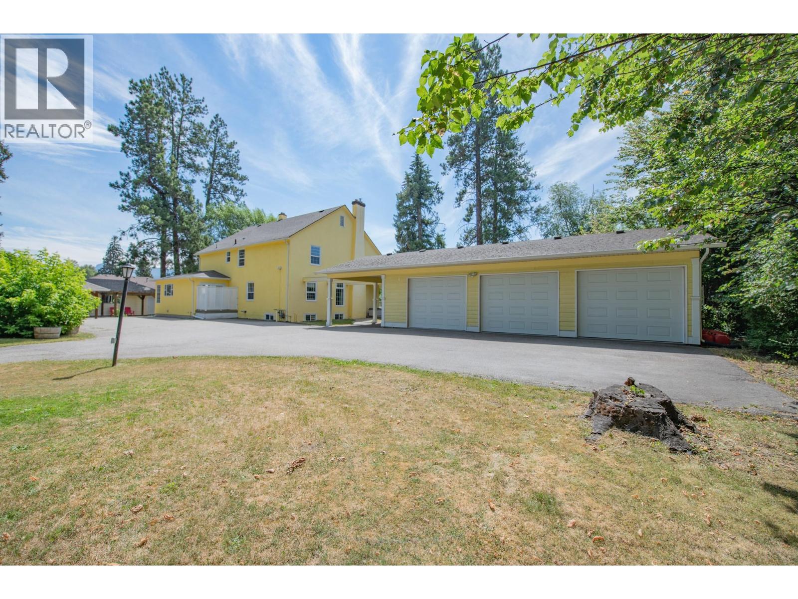 1851 Miller Street, Lumby, British Columbia  V0E 2G0 - Photo 3 - 10394709