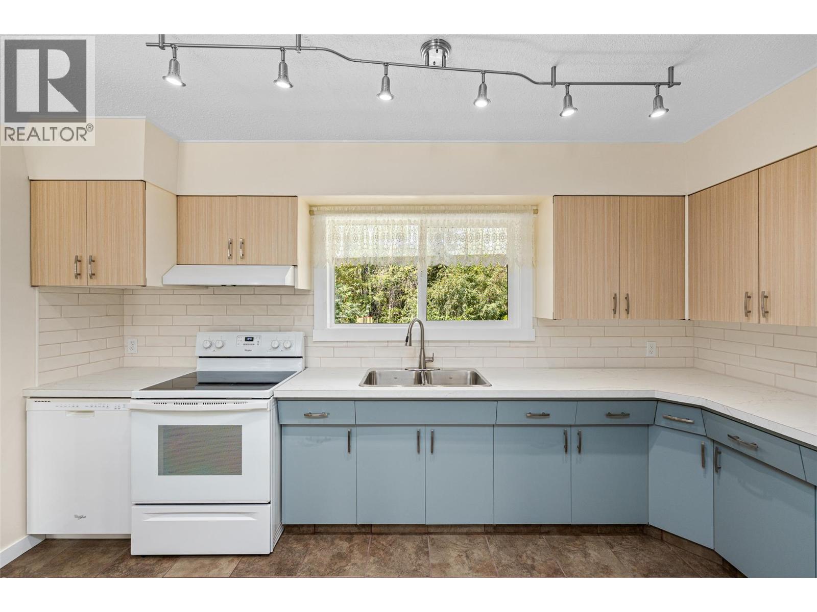 10330 Meadow Road, Lake Country, British Columbia  V1V 1V6 - Photo 2 - 10395157