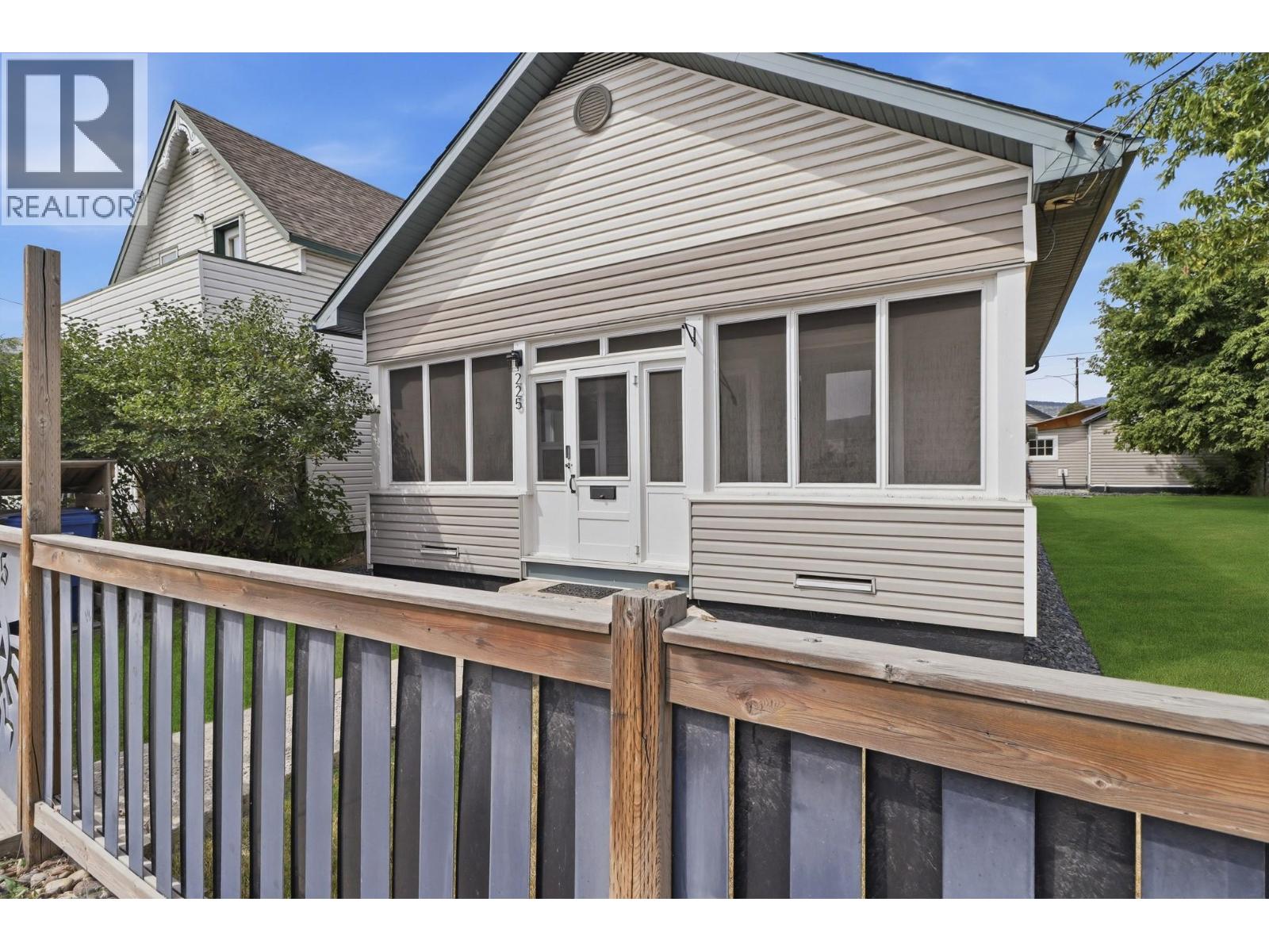 225 14 Avenue N, Cranbrook, British Columbia  V1C 3W3 - Photo 1 - 10395491