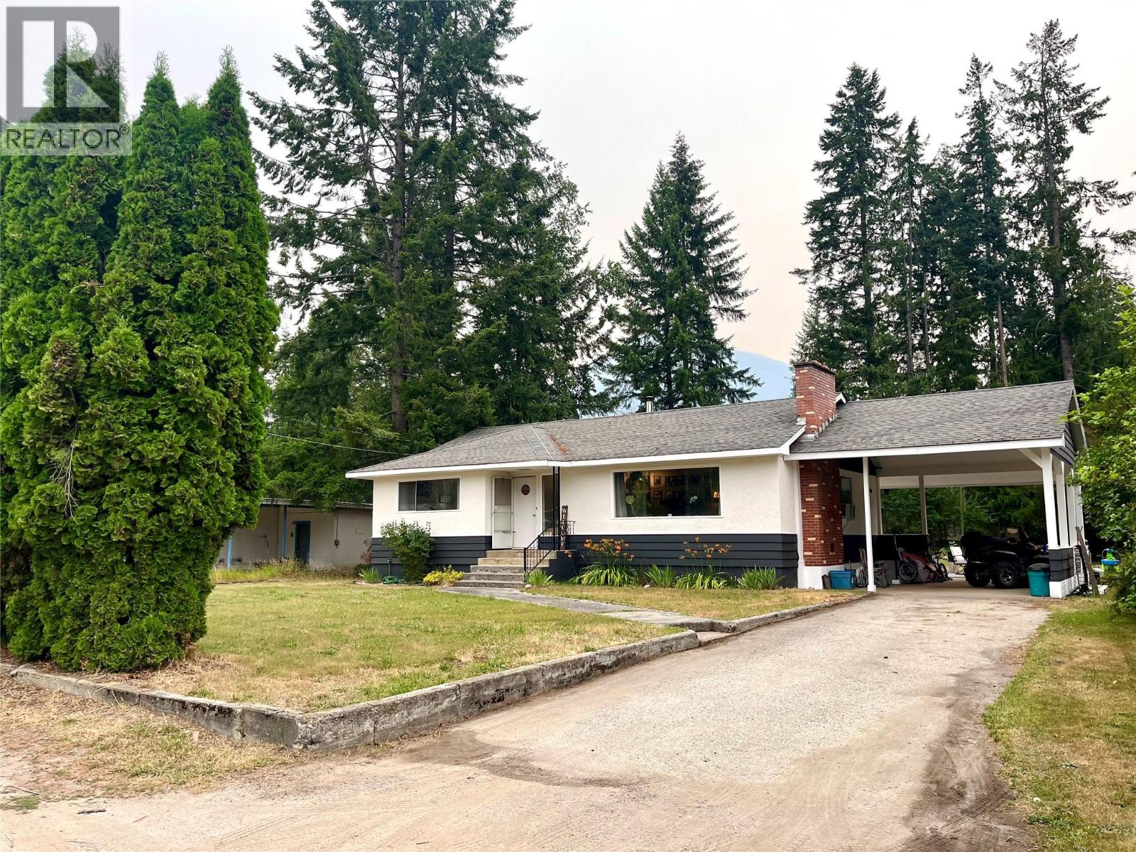 807 23 Highway N, Nakusp, British Columbia  V0G 1R0 - Photo 1 - 10395767