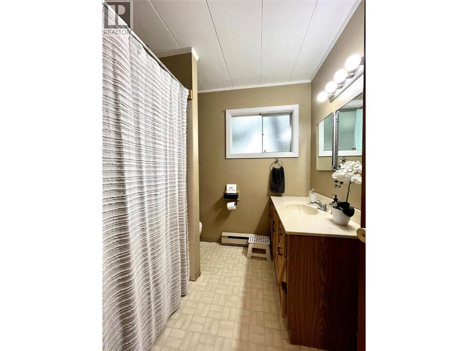 807 23 Highway N, Nakusp, British Columbia  V0G 1R0 - Photo 17 - 10395767
