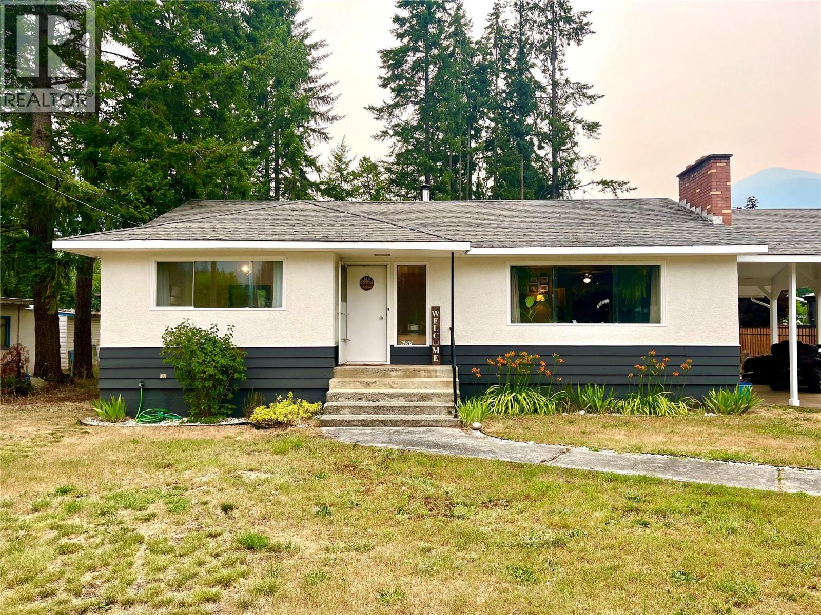807 23 Highway N, Nakusp, British Columbia  V0G 1R0 - Photo 2 - 10395767