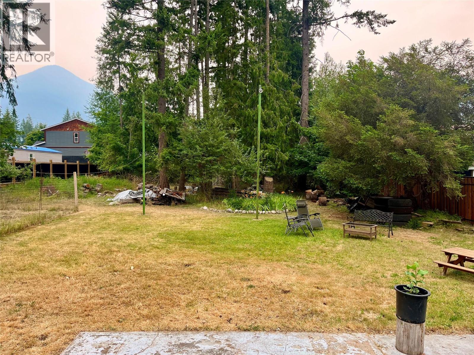807 23 Highway N, Nakusp, British Columbia  V0G 1R0 - Photo 5 - 10395767